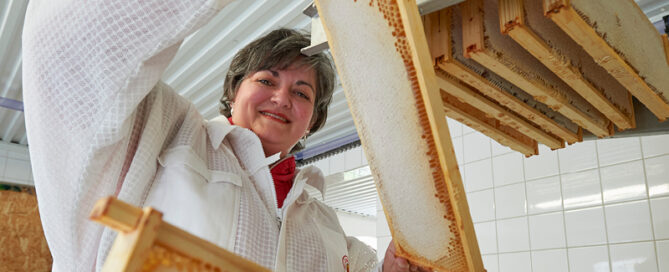 Monica Larsson, biodlare och Sveriges enda nu verksamma kvinnliga bimäster.